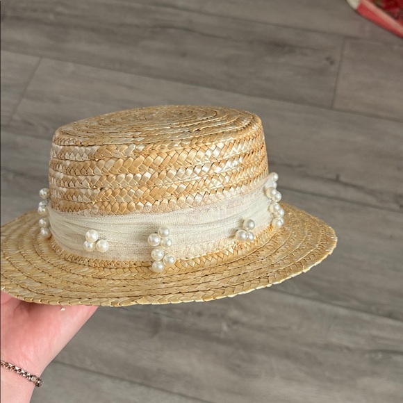 Elegant kids  Straw Hat with Tulle and Pearl Accents - Picture 4 of 7